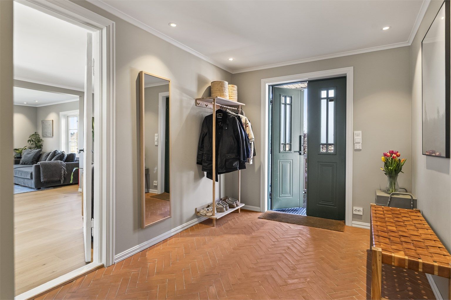 Velkommen inn! Her møtes du med vakkert teglsteinsgulv lagt i fiskebeinsmønster, kombinert med varme i gulvet, gir rommet en eksklusiv og lun velkomst.