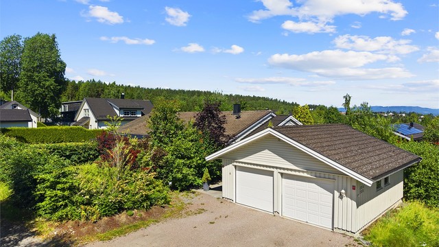 Egen halvdel av garasje med fastmontert lader for EL-bil Foto: