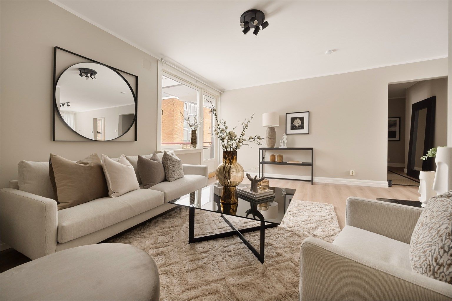 Det er lagt nye gulv i hele leiligheten ifm. salget.