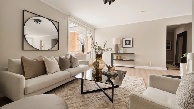 Det er lagt nye gulv i hele leiligheten ifm. salget.