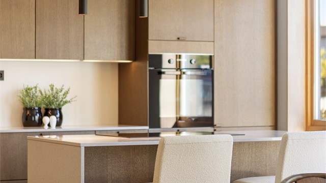 Kjøkkenøyen gir både ekstra oppbevaring og en praktisk frokostplass.