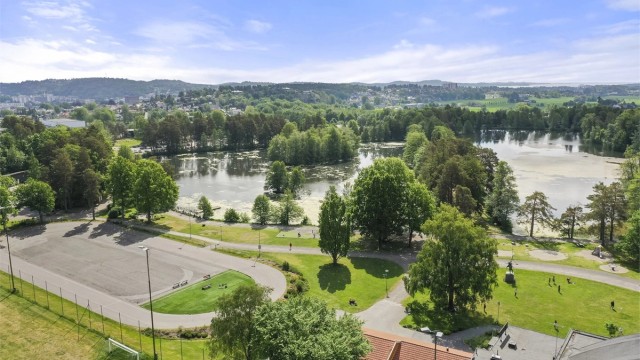 For deg som liker å holde deg aktiv, er det kort vei til Bugårdsparken med svømmehall, fotballbaner, løpebaner, skatepark og tennishall. Rundt Bugårdsdammen går det en opplyst tursti som er populær både til spaserturer og trening – året rundt.