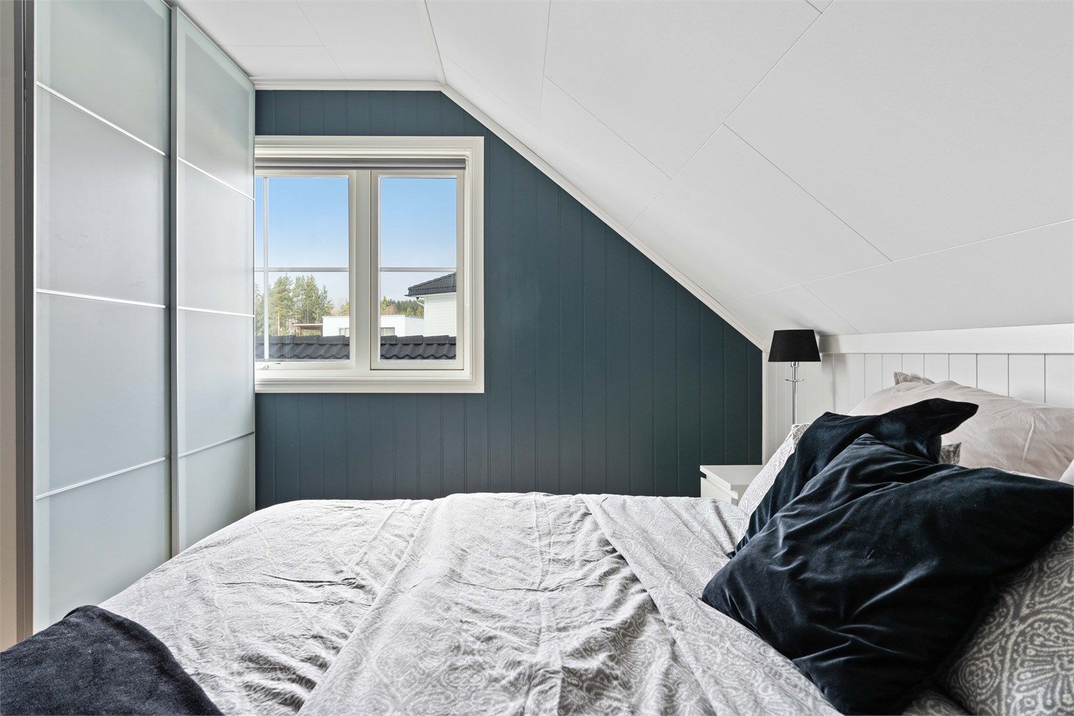 En stor skyvedørsgarderobe på hovedsoverommet gir rikelig med oppbevaringsplass.   