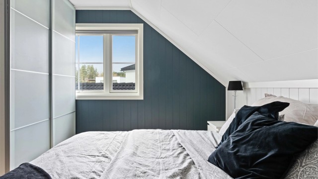 En stor skyvedørsgarderobe på hovedsoverommet gir rikelig med oppbevaringsplass.