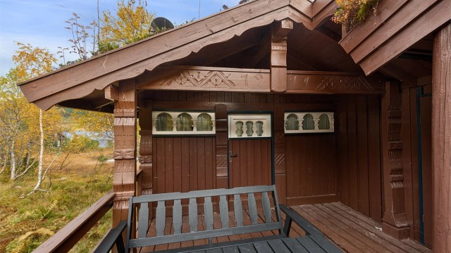 Skjermet sitteplass under takutstikk på terrassen.