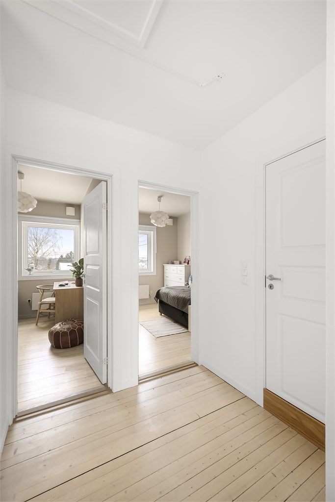 Etasjen består av 3 soverom, bad og entré.