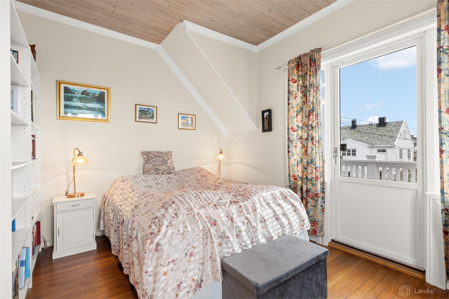 Hovedsoverommet har direkte utgang til en balkong på 5 m² med flott utsikt. 