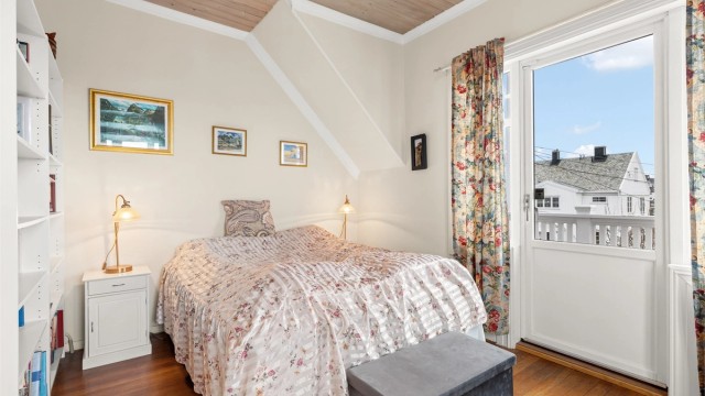 Hovedsoverommet har direkte utgang til en balkong på 5 m² med flott utsikt.