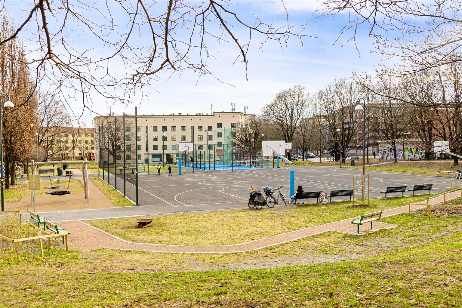 På Arkitekt Rivertz plass er det basketbaner og lekeplass, i fjor ble eksisterende baner oppgradert og det ble etablert ny lekeplass og padel-bane