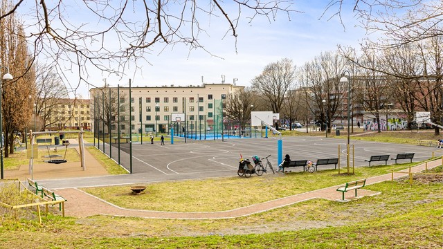 På Arkitekt Rivertz plass er det basketbaner og lekeplass, i fjor ble eksisterende baner oppgradert og det ble etablert ny lekeplass og padel-bane