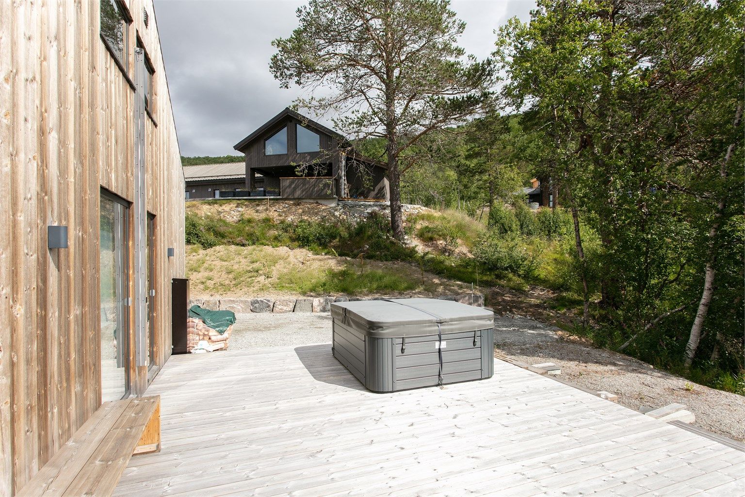 Fra gangen i første etasje er det utgang til en lun og usjenert terrasse på ca. 41 kvm.