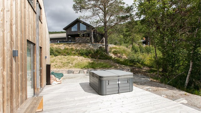 Fra gangen i første etasje er det utgang til en lun og usjenert terrasse på ca. 41 kvm.