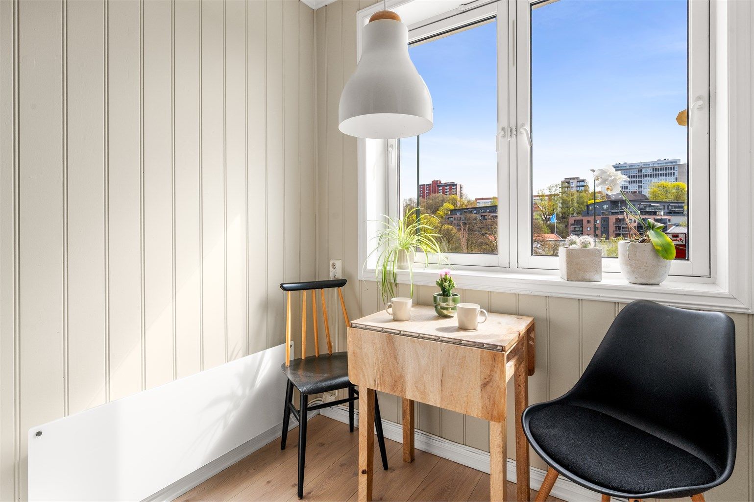 Hyggelig spiseplass på kjøkken.