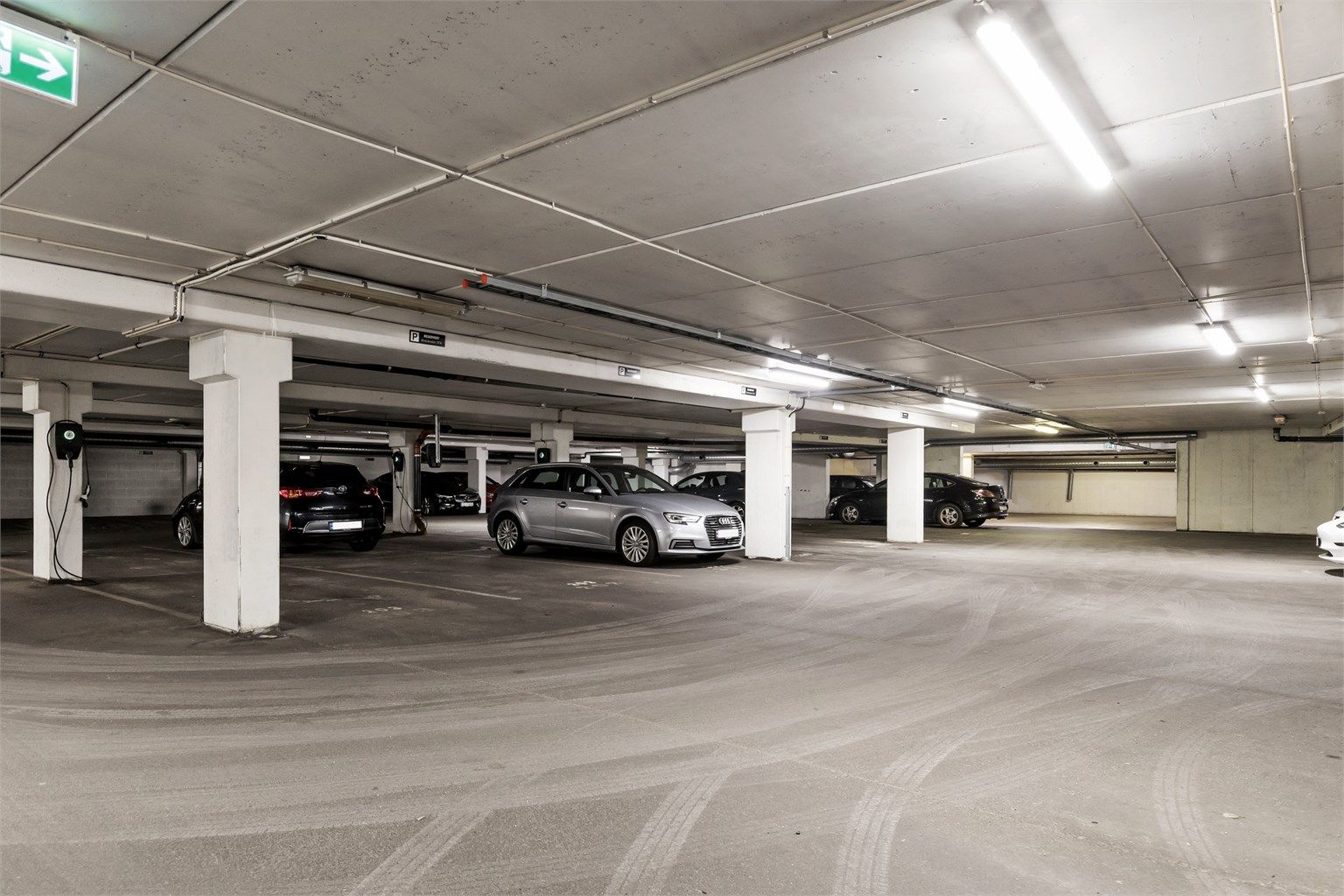 Leiligheten har parkering i lukket anlegg med mulighet for elbillading