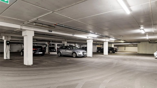 Leiligheten har parkering i lukket anlegg med mulighet for elbillading