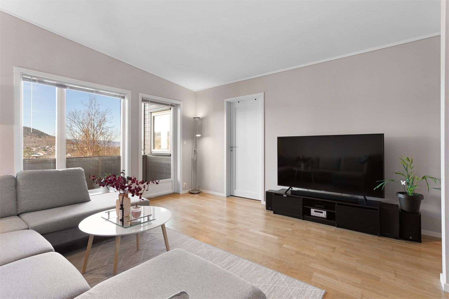 Stuen har parkett på gulvet og oppvarming via radiatorer tilknyttet felles varmesentral. Takhøyden varierer opp til 2,91 meter.