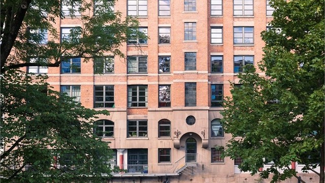 Borettslaget sett fra andre siden av Akerselva.