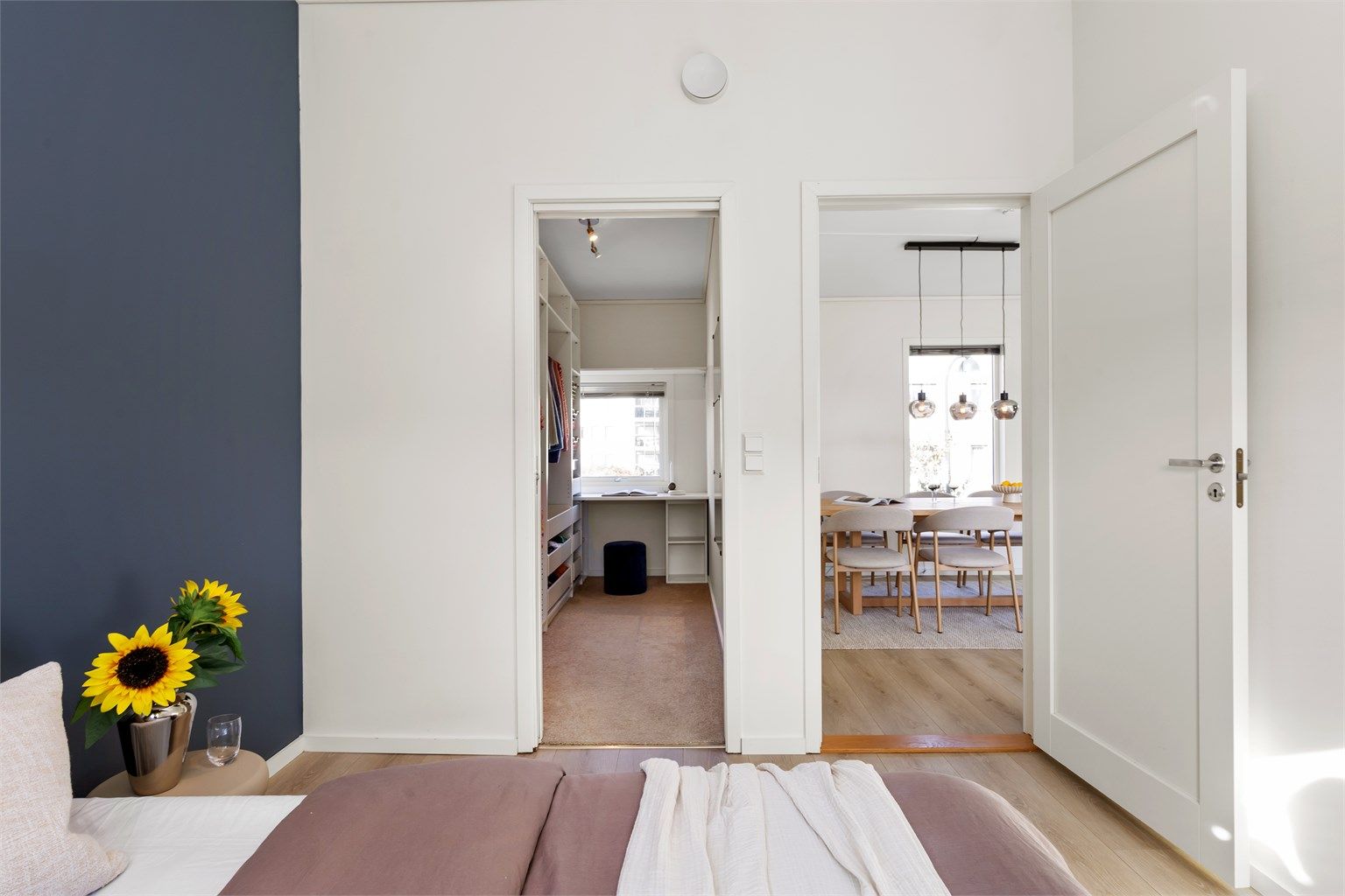 Soverommet i andre etasje har direkte adkomst til eget walk-in closet.