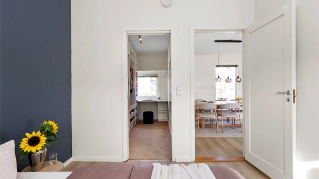 Soverommet i andre etasje har direkte adkomst til eget walk-in closet.