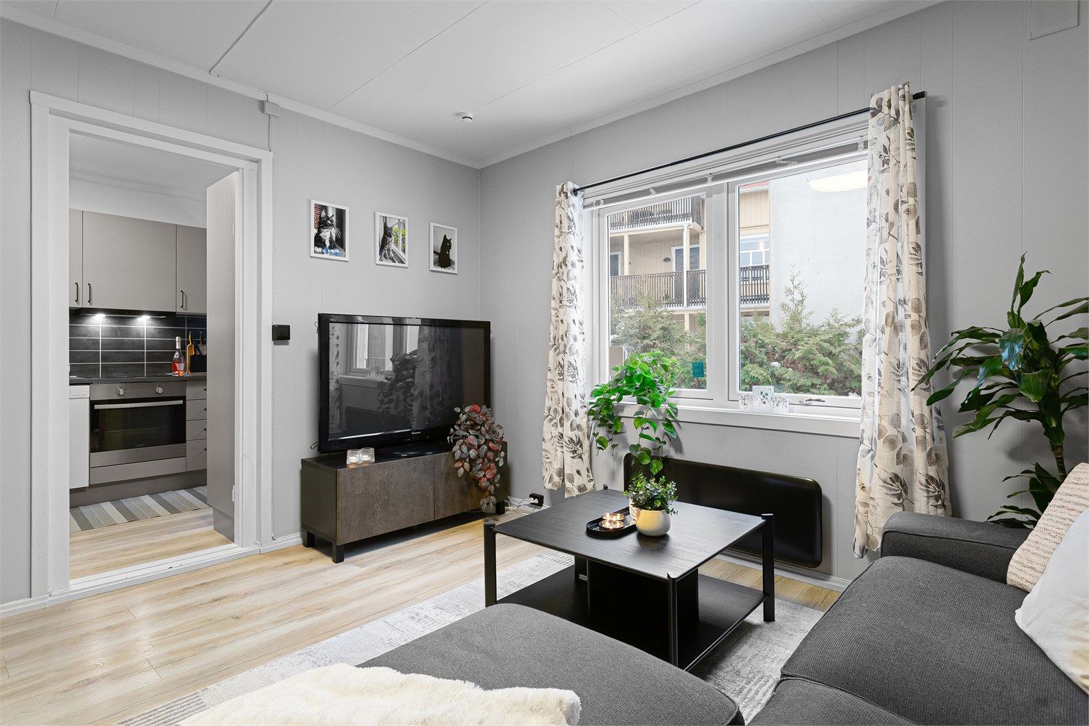 Fra stuen er det delåpen tilgang til kjøkkenet, noe som gir en god romflyt.