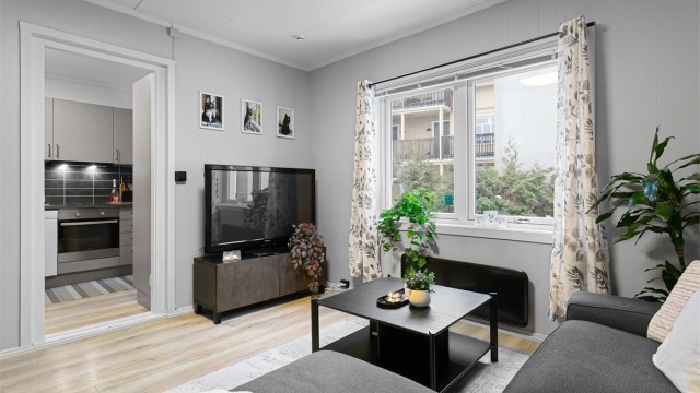 Fra stuen er det delåpen tilgang til kjøkkenet, noe som gir en god romflyt.