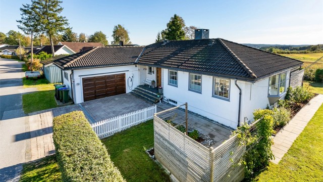 På det veletablerte boligfeltet Stensrød i Råde er denne eiendommen meget attraktivt beliggende i bebyggelsens ytre rekke.