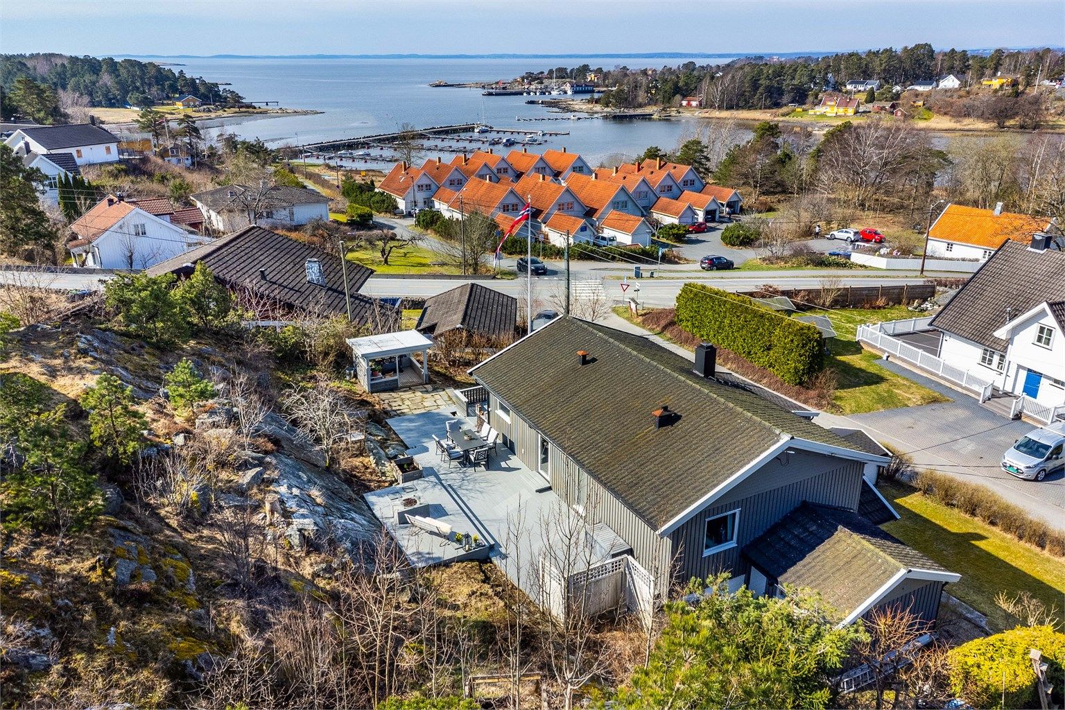 Båtplass medfølger i bryggeanlegget som sees rett forut.