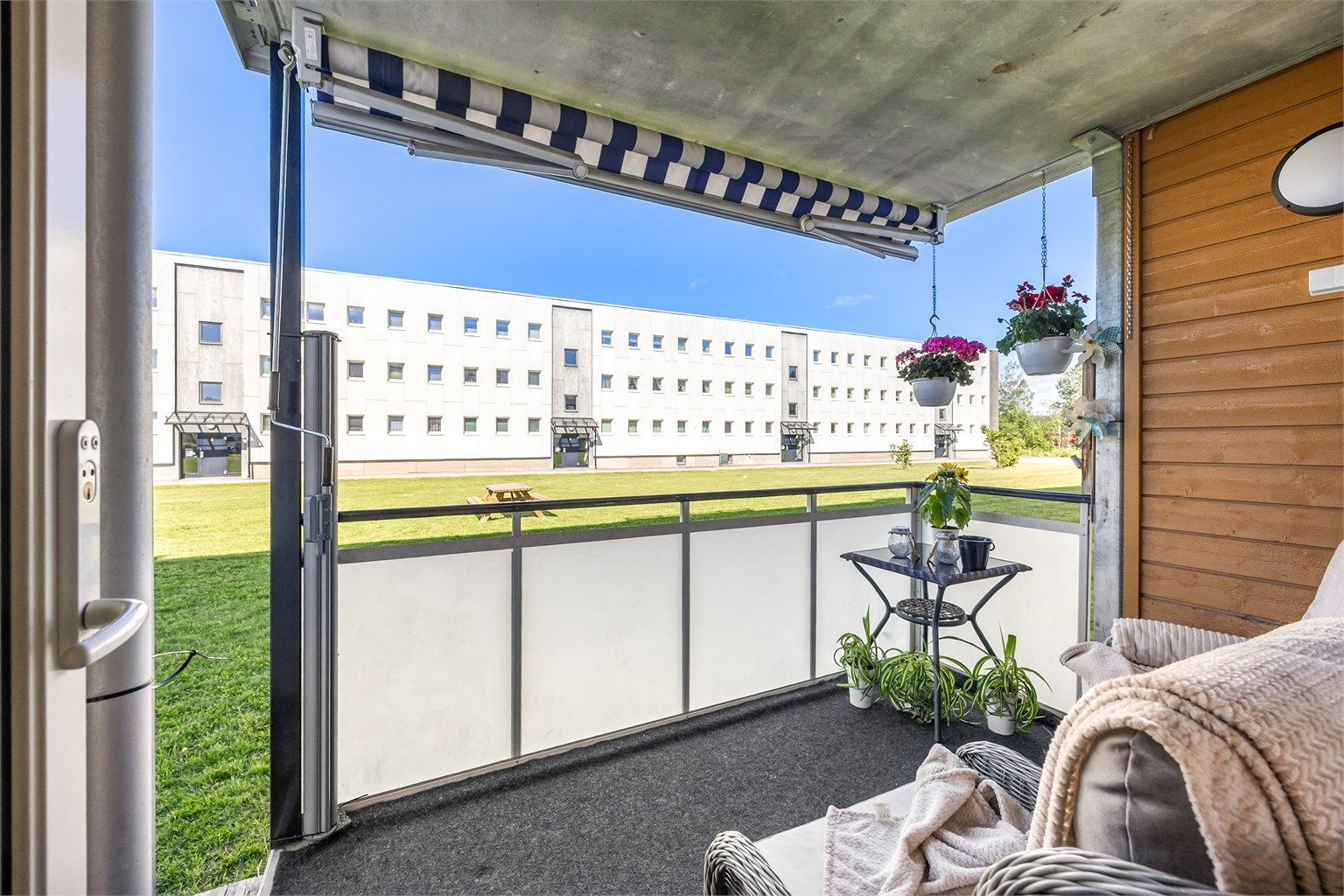 Fra stuen er det utgang til en vestvendt terrasse med utsyn over borettslagets grøntområder.
Foto: Espen Edin Døhlen