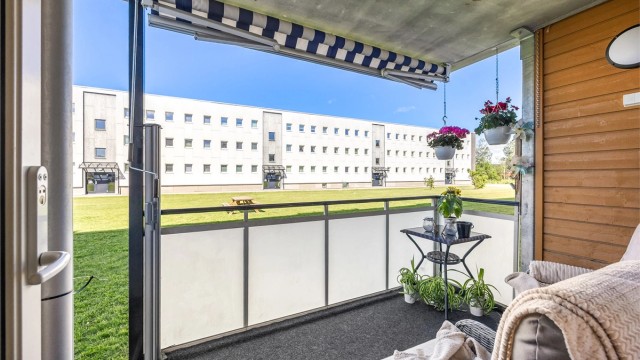 Fra stuen er det utgang til en vestvendt terrasse med utsyn over borettslagets grøntområder.
Foto: Espen Edin Døhlen