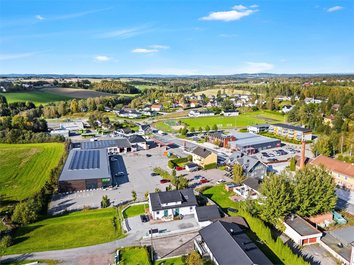 Boligen har en stille og rolig beliggenhet i et sentralt område på Lørenfallet, med kort vei til både dagligvare, kafé og fritidsaktiviteter.