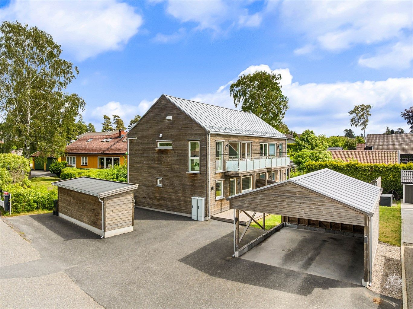 Det er oppstillingsmulighet for to bilder i lengderetningen; én i carporten og én utenfor.