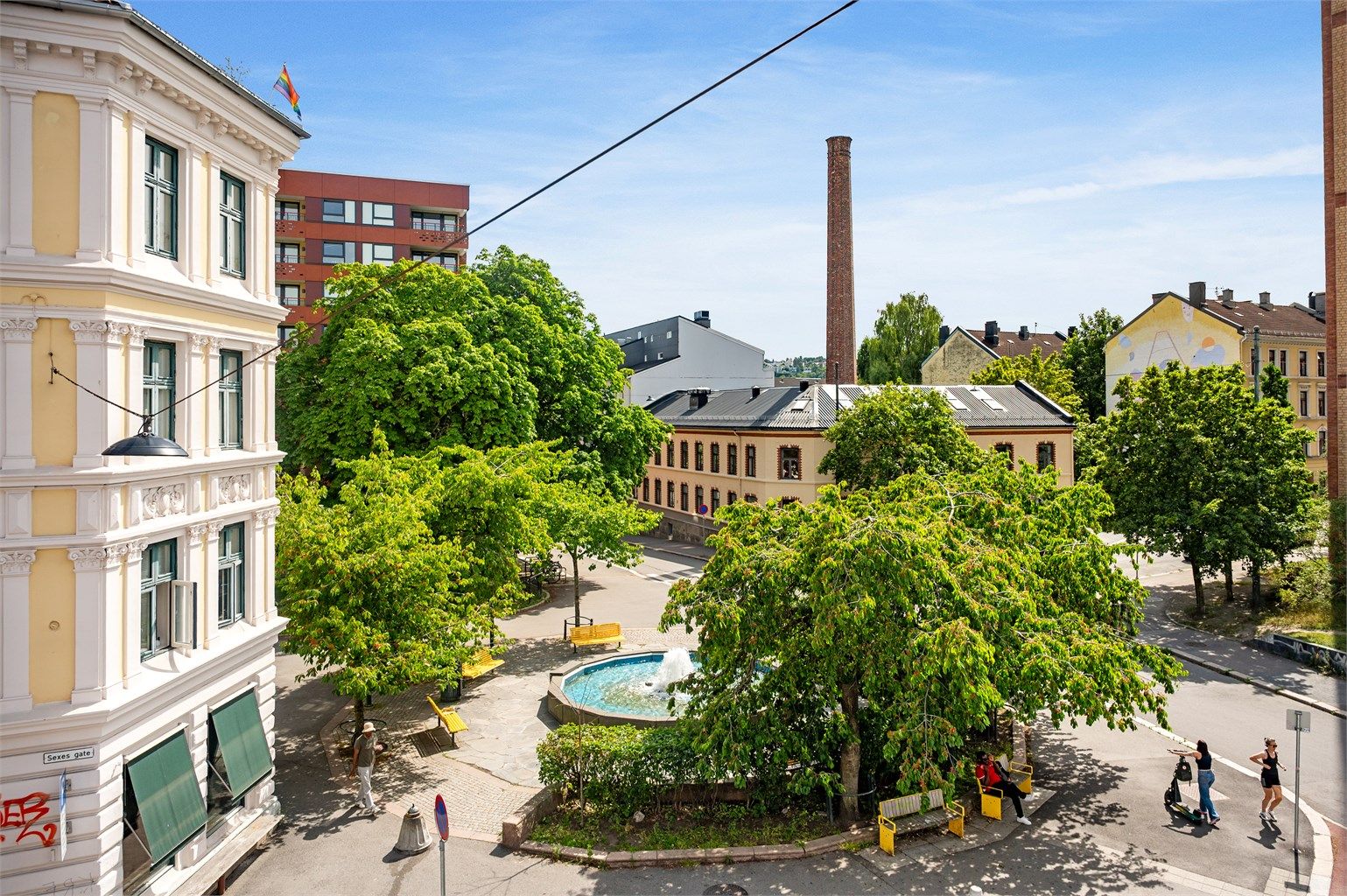Et levende nabolag rett utenfor døren, med Tøyen Torg, lokale kaféer og Botanisk hage bare noen minutters gange unna.