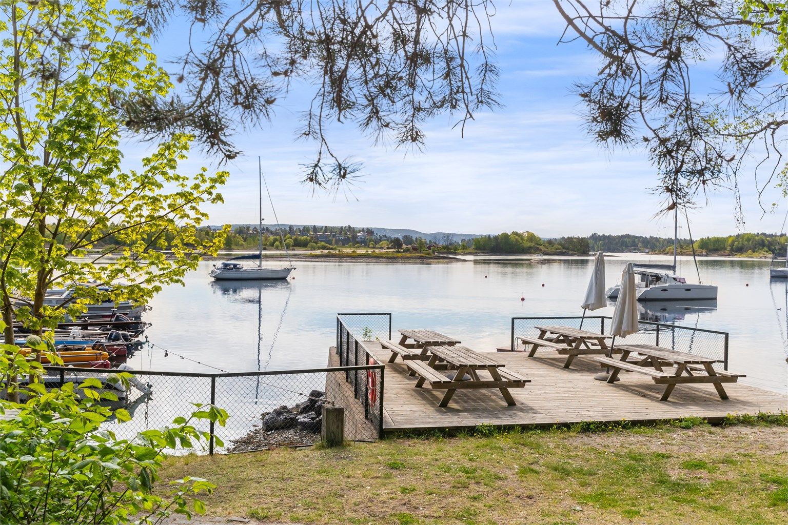 Sameiet har bade/strandrett, samt båtplass som rulleres innad i sameiet
