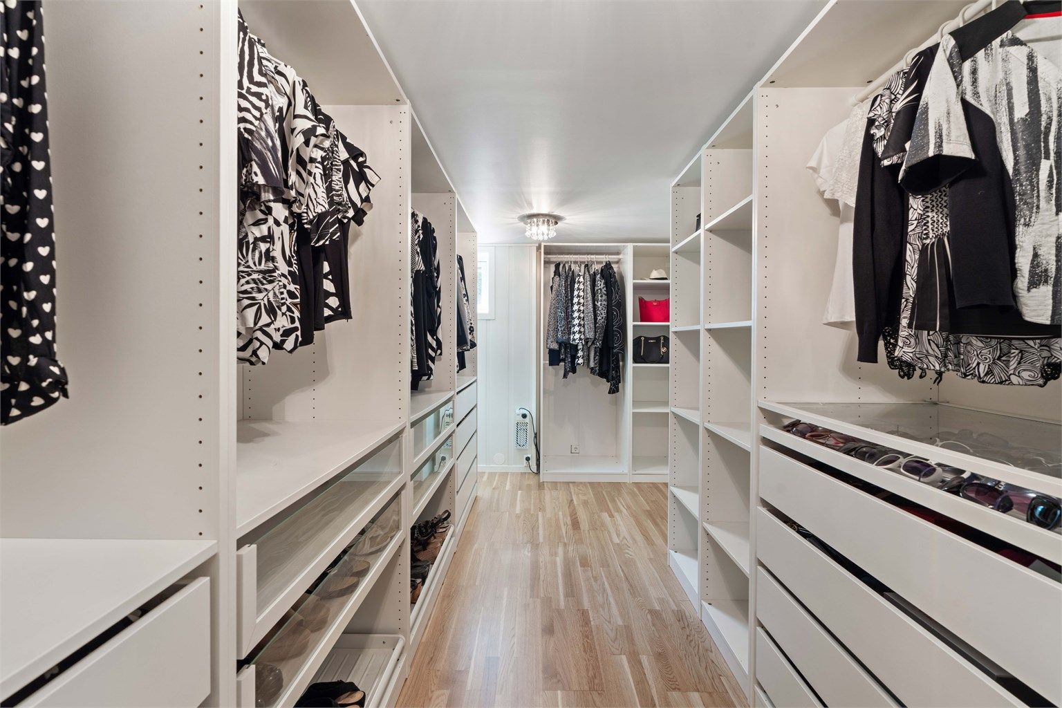 Stort, innredet rom som i dag benyttes som walk-in-closet, med rikelig med oppbevaringsplass. (tilbygget er ikke omsøkt eller byggemeldt til kommunen).