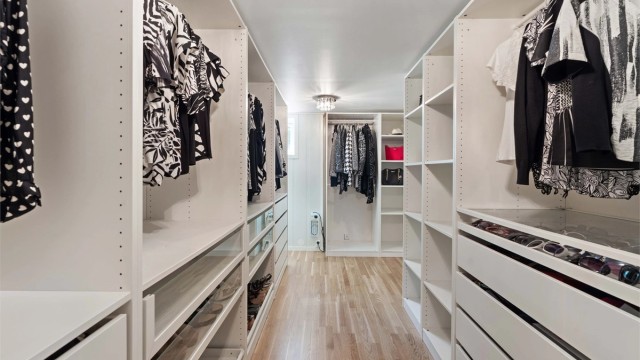 Stort, innredet rom som i dag benyttes som walk-in-closet, med rikelig med oppbevaringsplass. (tilbygget er ikke omsøkt eller byggemeldt til kommunen).