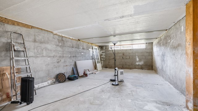 Hoveddelen av dette store, uinnredede kjellerrommet er byggemeldt som hobbyrom. Kjelleren er også byggemeldt med klesbod og matbod som på ukjent tidspunkt er innlemmet i dette rommet.