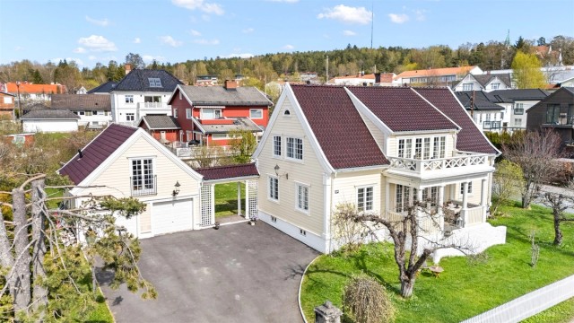 Velkommen til det unike «Murihuset» i Jomfrubråtveien 84D på Holtet | Romslig og flott klassisk villa | Dobbelgarasje med hybel | Stor og solrik tomt