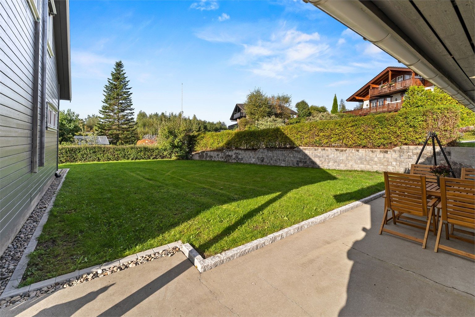 Romslig hage med god plass til flere aktiviteter.