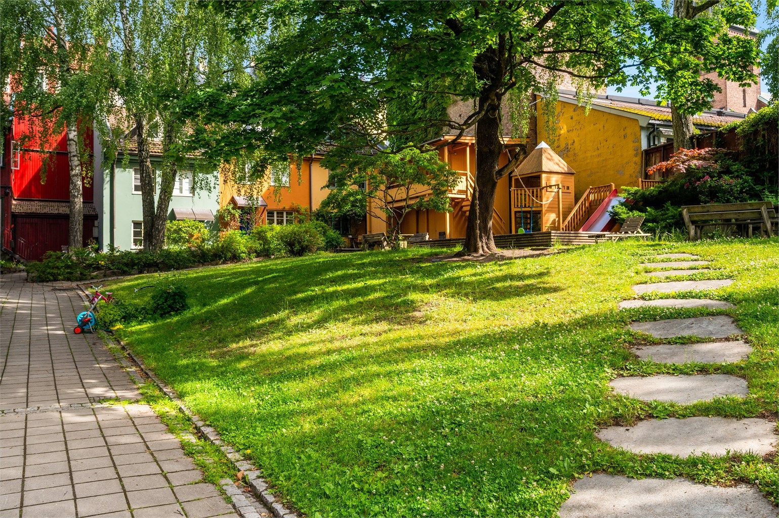 De grønne fellesområdene er et trygt og sosialt samlingspunkt for beboerne.