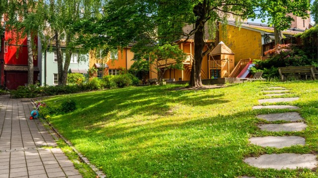 De grønne fellesområdene er et trygt og sosialt samlingspunkt for beboerne.