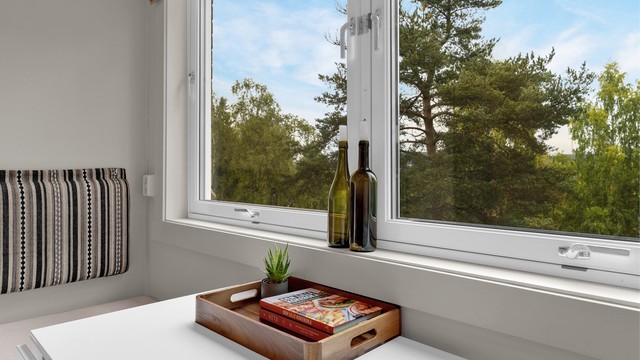 Kjøkkenvinduet slipper inn rikelig med dagslys og vender mot rolige omgivelser.
