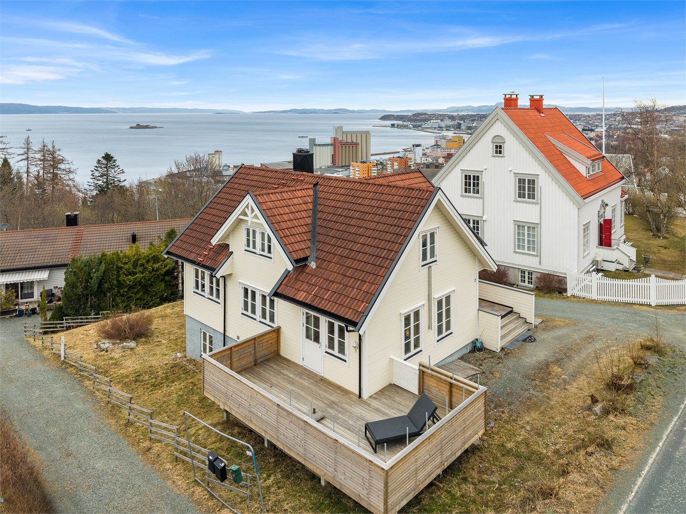 Eiendommen ligger tilbaketrukket i et stille boligstrøk med lite gjennomgangstrafikk, noe som gir en skjermet og behagelig atmosfære. Området byr på en fin kombinasjon av bynær beliggenhet og nærhet til grønne omgivelser. 