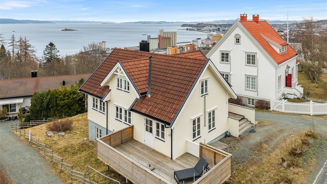 Eiendommen ligger tilbaketrukket i et stille boligstrøk med lite gjennomgangstrafikk, noe som gir en skjermet og behagelig atmosfære. Området byr på en fin kombinasjon av bynær beliggenhet og nærhet til grønne omgivelser.