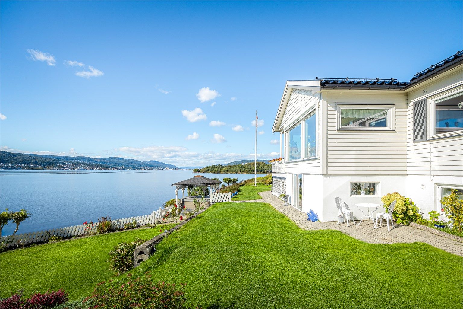 Eiendommen ligger tilbaketrukket til med gode solforhold ved fjorden.
Foto: Stine Prøitz Jørgensen