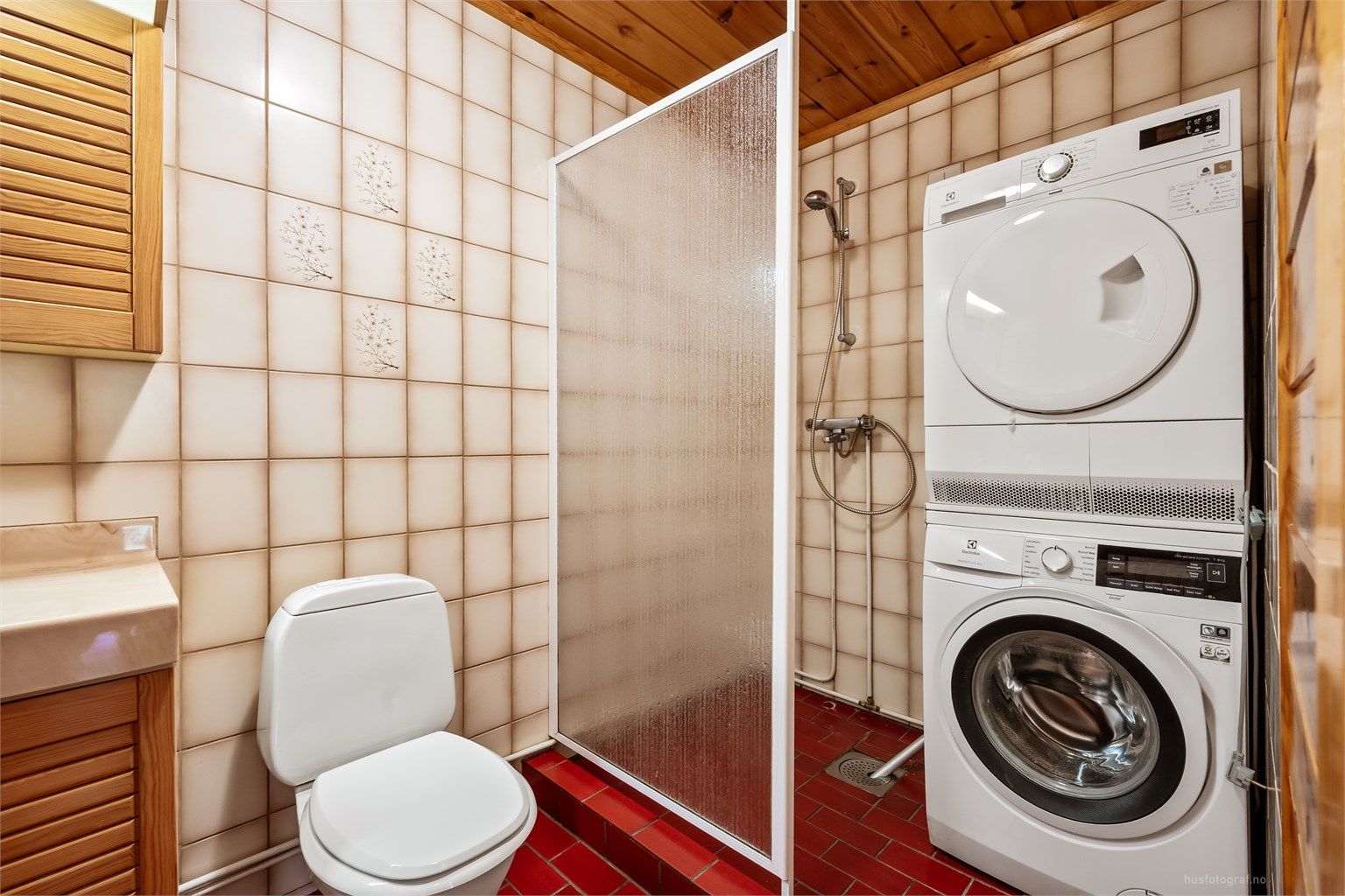 Badet fungerer også som vaskerom, med opplegg for vaskemaskin og tørketrommel. Rommet er ikke byggemeldt.