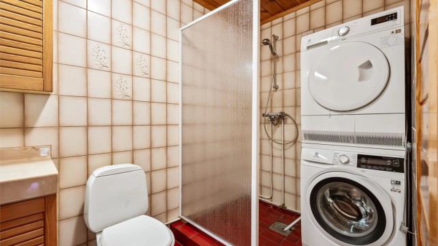 Badet fungerer også som vaskerom, med opplegg for vaskemaskin og tørketrommel. Rommet er ikke byggemeldt.