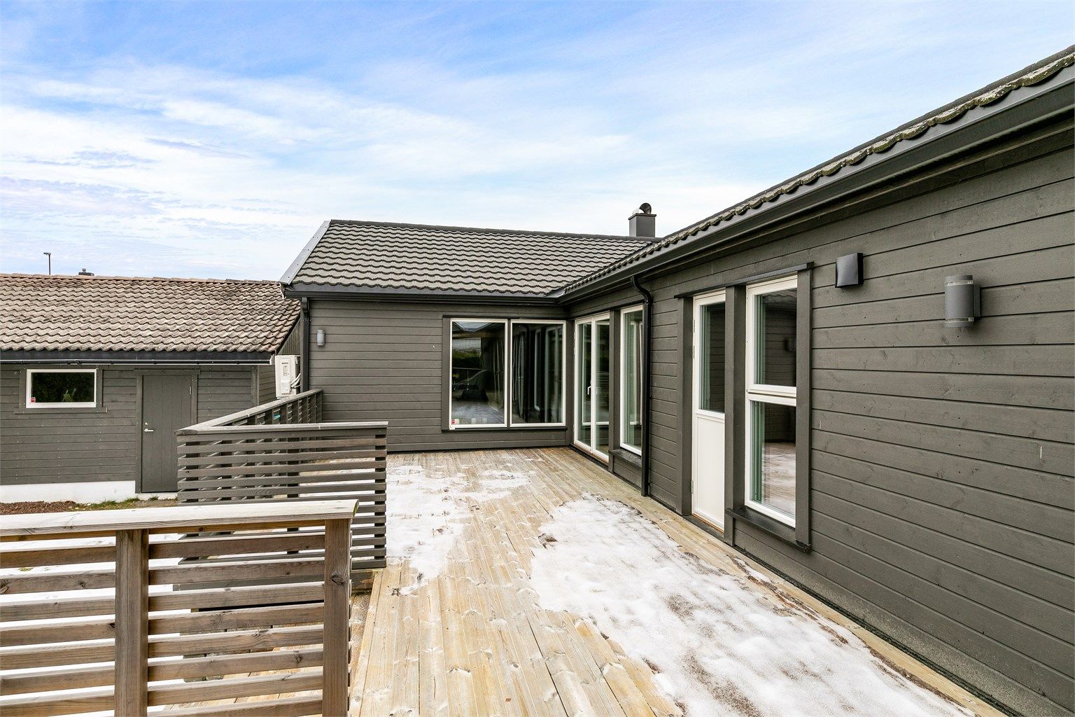 Ytterveggene som tilstøter terrassen ble i 2023 lektet ut og kledd om. Nye utelys ble montert i 2025.