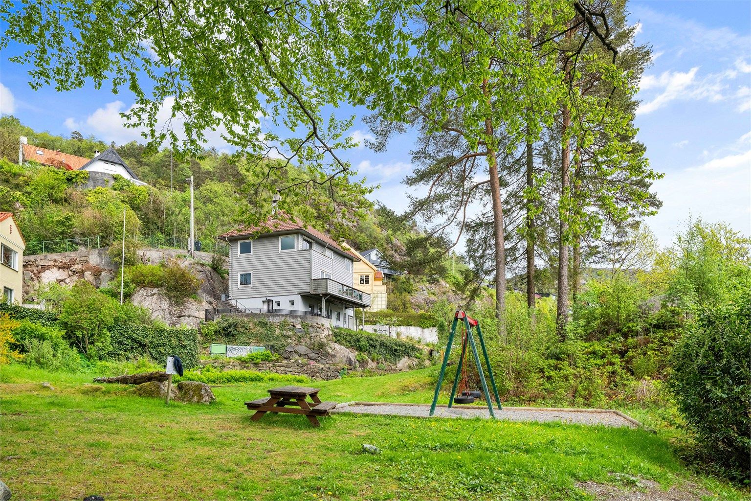 I nærområdet finnes lekeplasser og fine grøntområder, og dette området tilhører Bergen kommune.