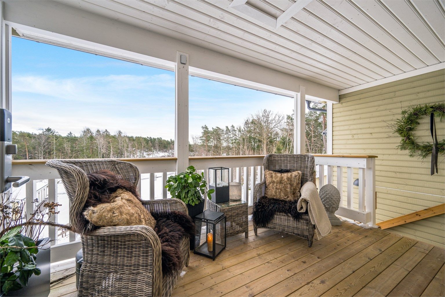 Leiligheten har privat adkomst via egen trapp fra bakkeplan.