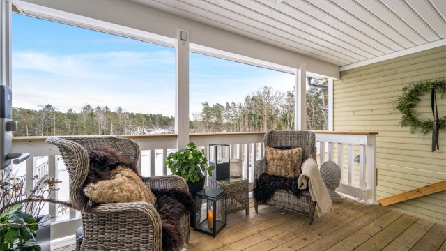 Leiligheten har privat adkomst via egen trapp fra bakkeplan.